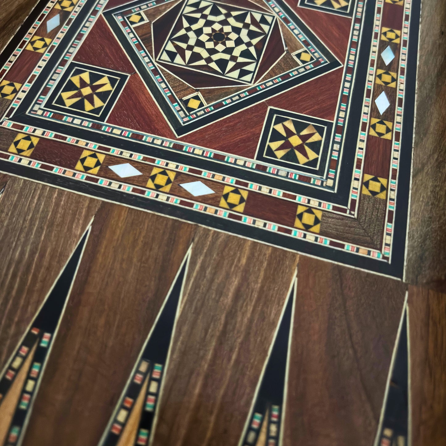 Handgemaakte Damascener Backgammon- & Schaaktafel door Gaby Al Dayeh – Meesterwerk met Parelmoerinleg