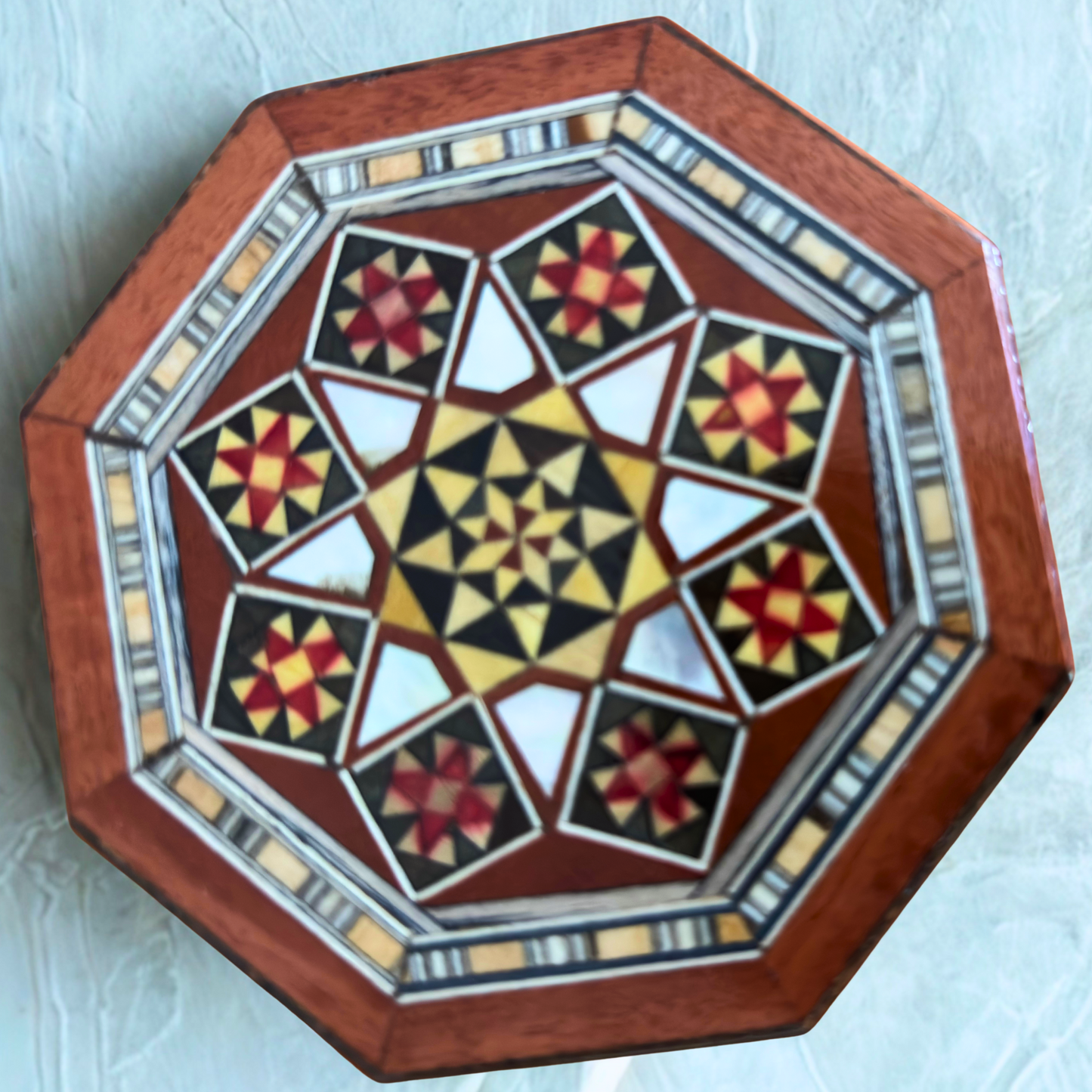 Caixa octogonal de mosaico damasceno para joias – Madeira artesanal com incrustações de madrepérola em terracota rústica e quente