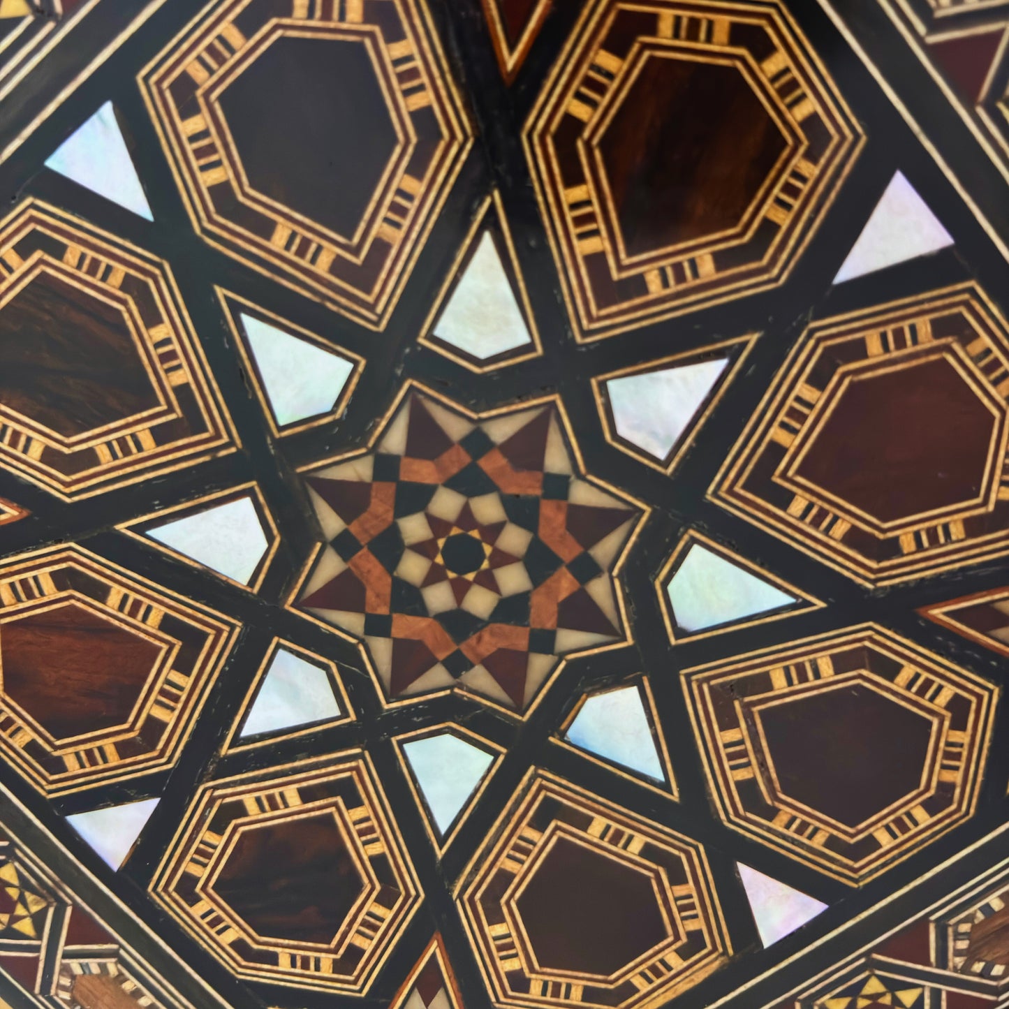 Handgefertigte Damaszener Mosaikbox von Meister Gaby Al Dayeh – Perlmutt & Samt Eleganz