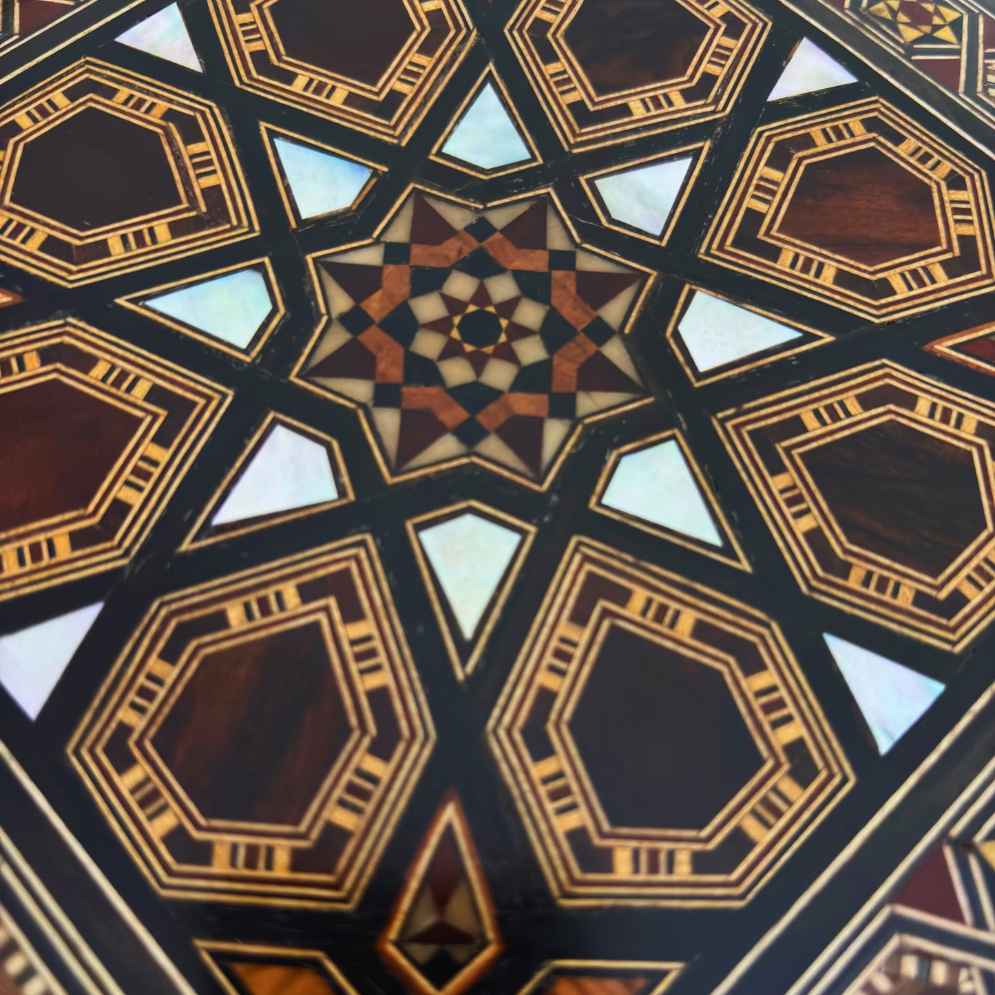 Handgefertigte Damaszener Mosaikbox von Meister Gaby Al Dayeh – Perlmutt & Samt Eleganz