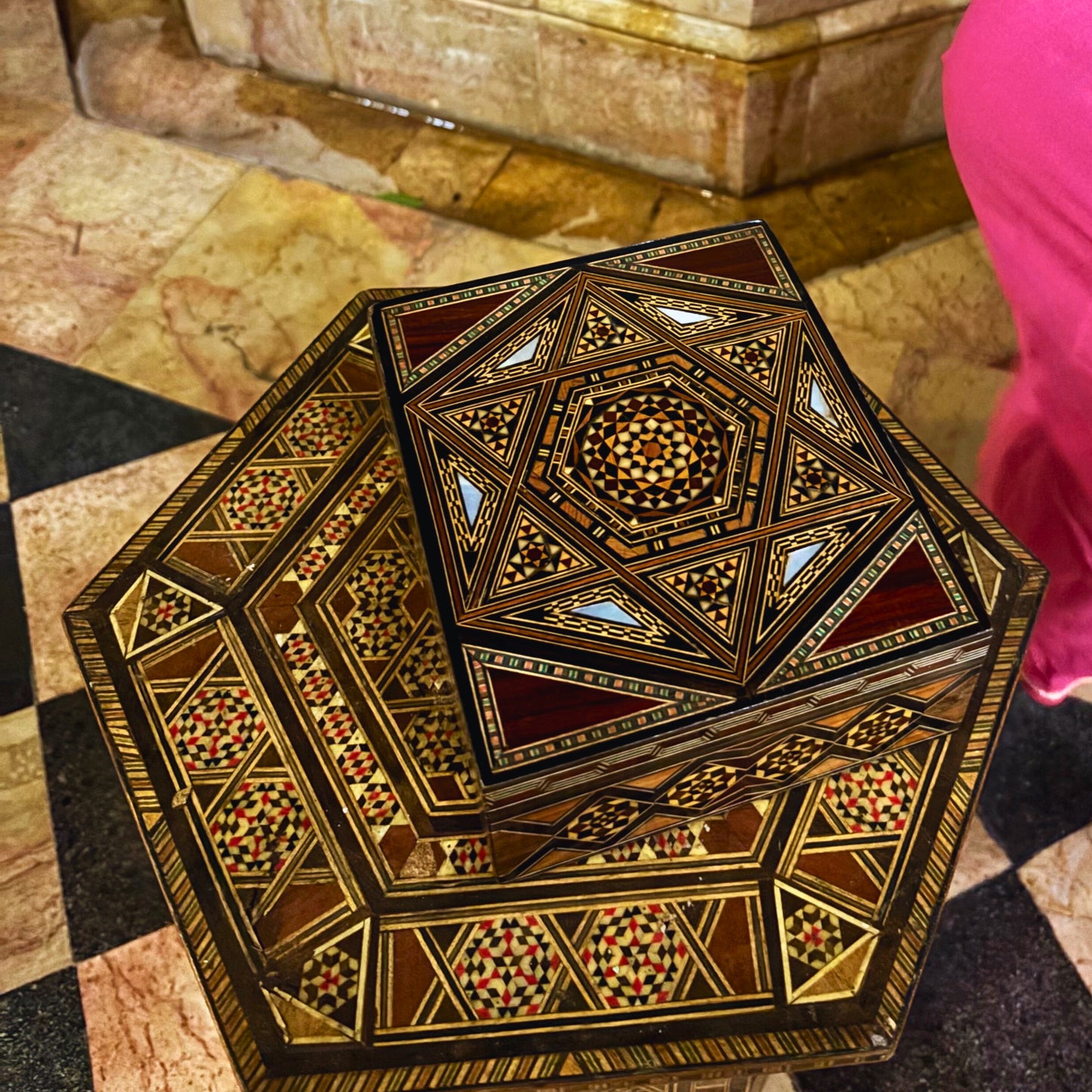 Feine Damaszener Mosaikbox von Meister Gaby Al Dayeh – Handgefertigt mit Perlmutt & Samtfutter