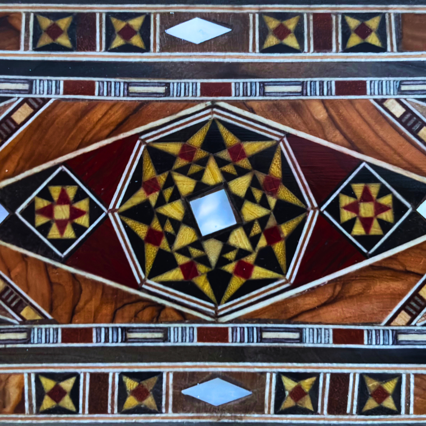 Damasceense Sieraden-, Pennen- & Rozenkransdoos – Handgemaakt met Parelmoer