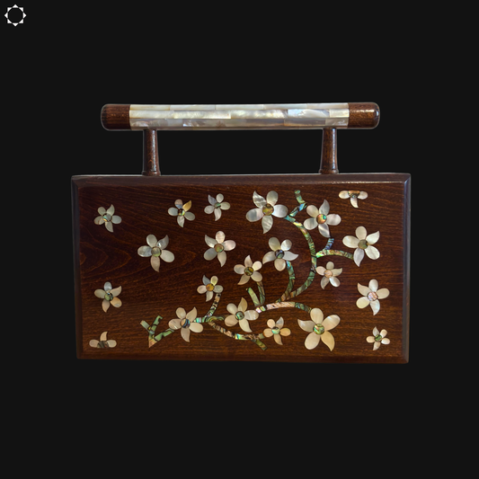 O Jasmim de Damasco – Bolsa Damasquina de Nogueira com Madrepérola e Forro em Brocado