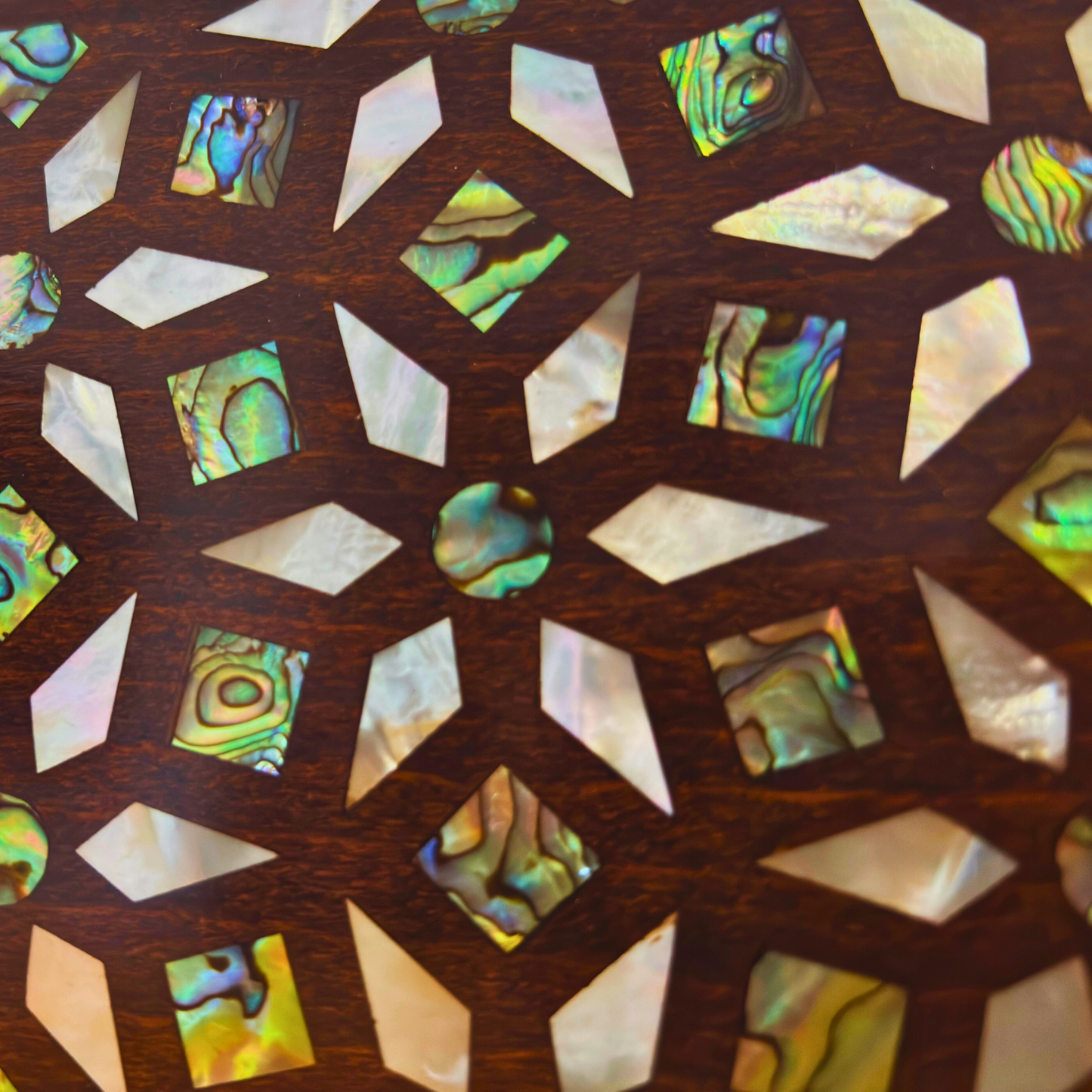 زنوبيا – حقيبة يد دمشقية فاخرة من الجوز مطعّمة بالصدف و مبطنة بالبروكار