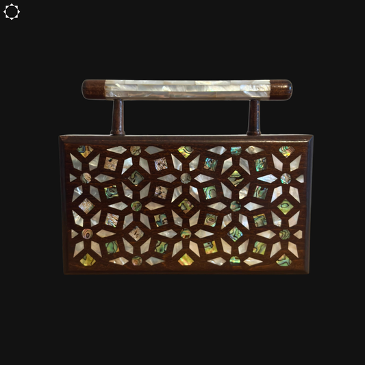 De Tuin der Geheimen – Handgemaakte Damascener Clutch van Notenhout met Geometrische en Botanische Inleg van Parelmoer