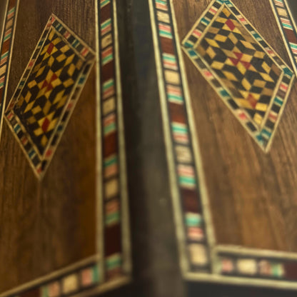 حامل أقلام خشبي موزاييك دمشقي من غابي آل ديّه – أناقة مصنوعة يدويًا من خشب طبيعي