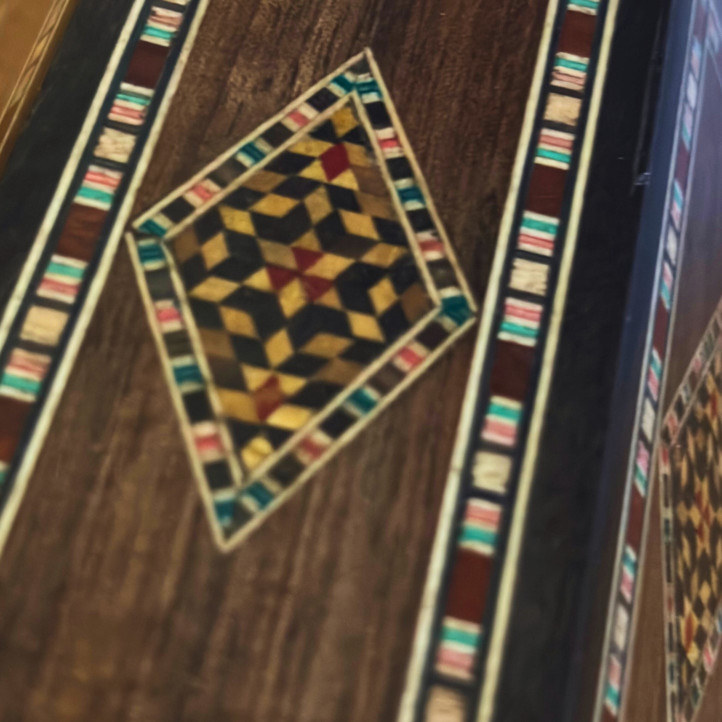 حامل أقلام خشبي موزاييك دمشقي من غابي آل ديّه – أناقة مصنوعة يدويًا من خشب طبيعي