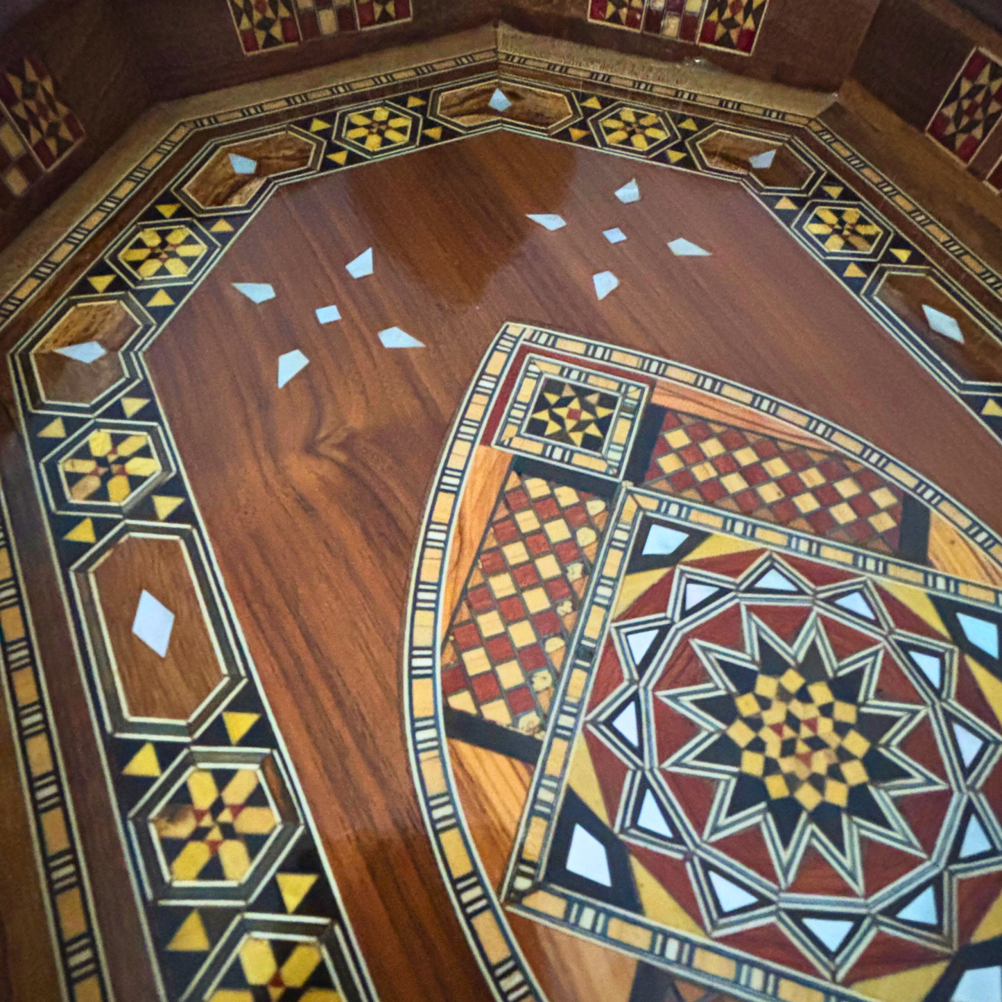 Damasceńska Drewniana Taca Mozaikowa – Masa Perłowa & Wykończenie Orzechowe