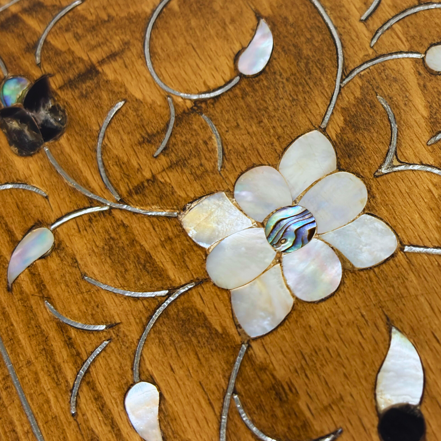 Caja Damasquina de Lujo Hecha a Mano – Nácar y Terciopelo