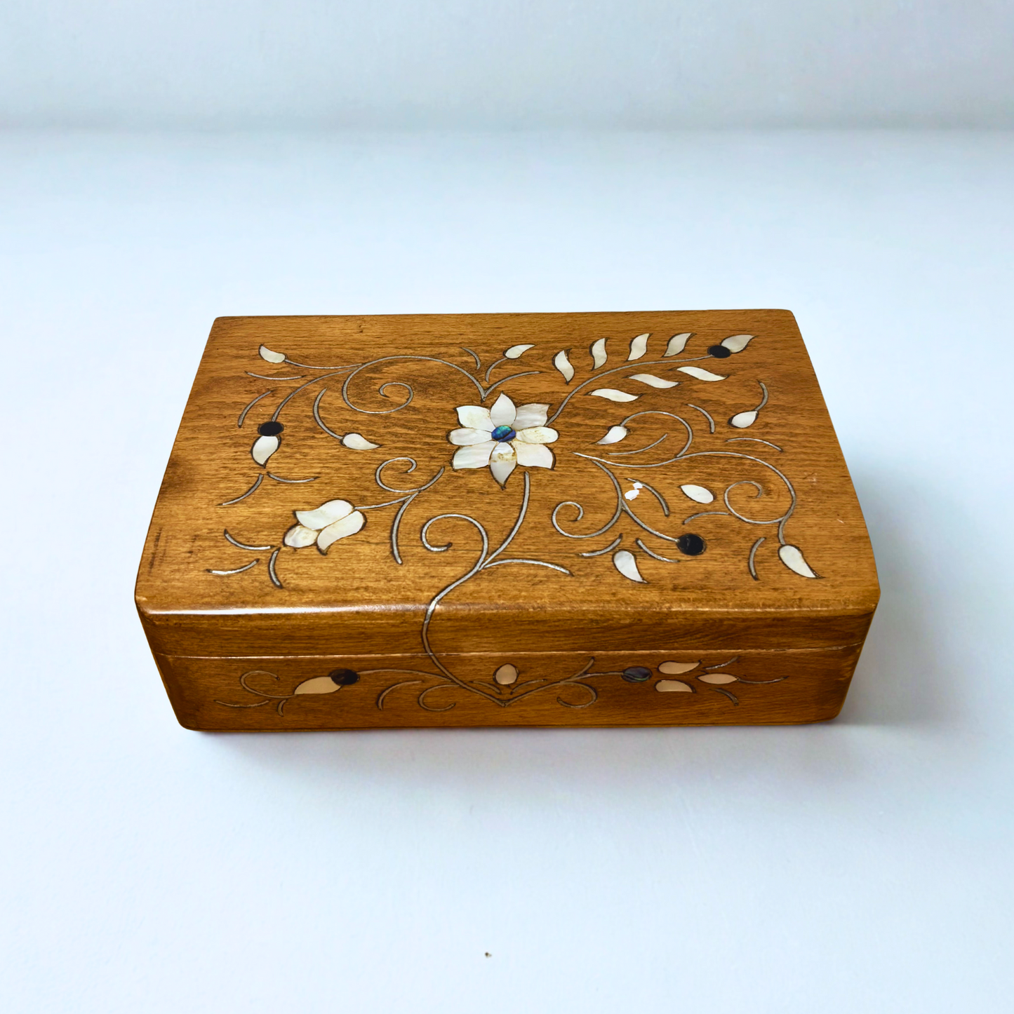 Caja Damasquina de Lujo Hecha a Mano – Nácar y Terciopelo