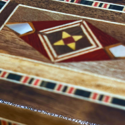 صندوق خاتم موزاييك دمشقي – حرفة يدوية وأناقة مخملية