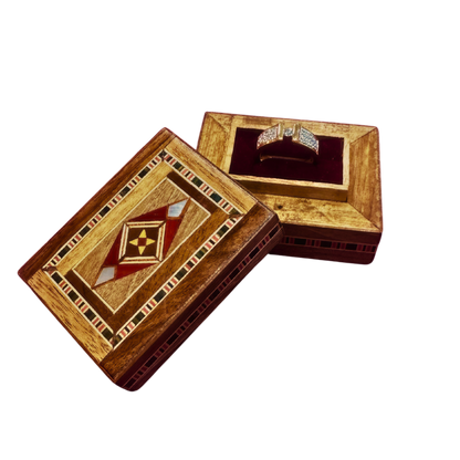 صندوق خاتم موزاييك دمشقي – حرفة يدوية وأناقة مخملية