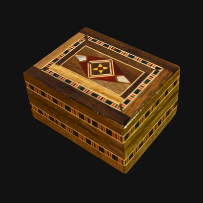 صندوق خاتم موزاييك دمشقي – حرفة يدوية وأناقة مخملية