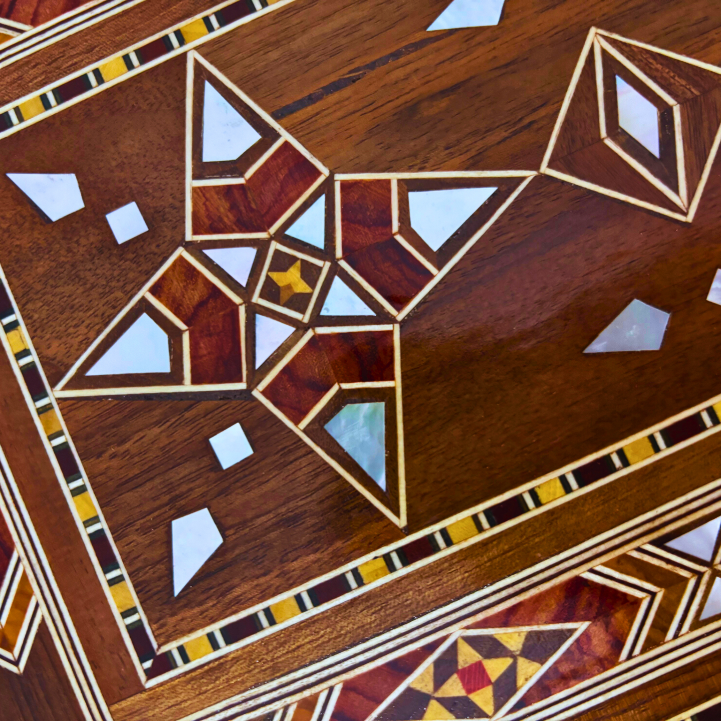 Boîte Damasquinée avec Serrure – Chef-d’Œuvre Fait Main