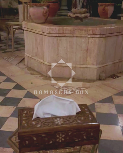 Ręcznie Rzeźbione Pudełko na Chusteczki z Buku – Wykończenie Orzech i Masa Perłowa